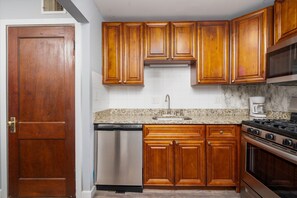 冷蔵庫、電子レンジ、オーブン、コンロ