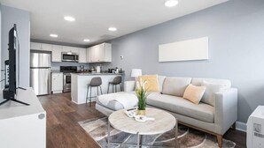 A modern apartment with a kitchen, dining area, and living room. - Newly Renovated 1 Bedroom (Columbus)