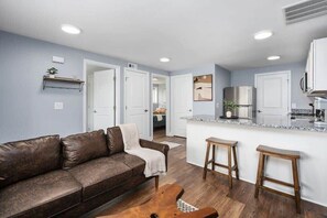 TV, offices - Newly Renovated 2 Bedroom (Columbus)