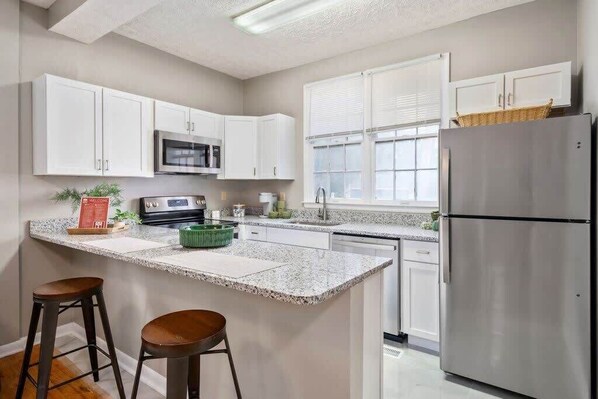 Een koelkast, een magnetron, een oven, een kookplaat