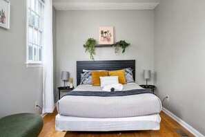 1 slaapkamer, een bureau, een strijkplank/strijkijzer, wifi