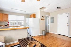 Full-sized fridge, microwave, oven, stovetop - Beautiful 1 Bedroom Steps From The Short North (Columbus)