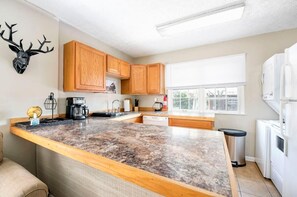 Refrigerador con congelador, microondas, horno y parrilla de estufa 