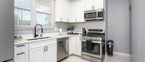Fridge, microwave, stovetop, dishwasher