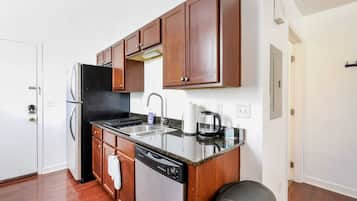 Full-sized fridge, microwave, oven, stovetop