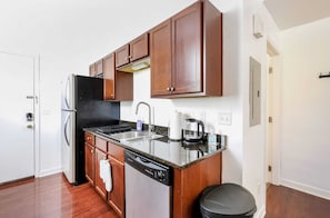 Full-sized fridge, microwave, oven, stovetop - Stunning 1 Bedroom near Short North (Columbus)
