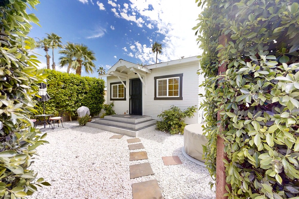 Downtown Casita with heated outdoor pool, washer, patio, streaming, & AC