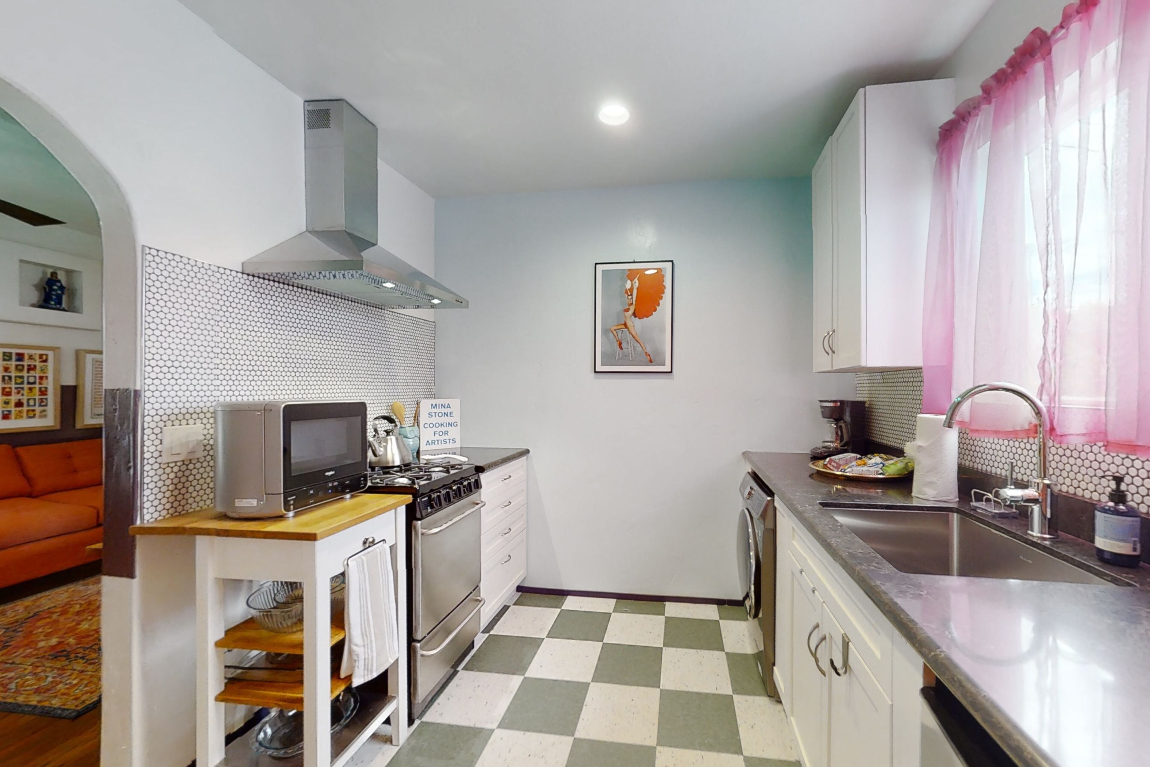 Downtown Casita with heated outdoor pool, washer, patio, streaming, & AC