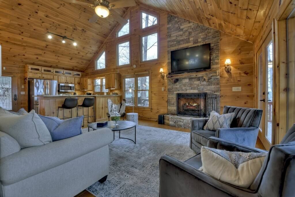 Incredible Lake and Mountain Views - Dog Friendly