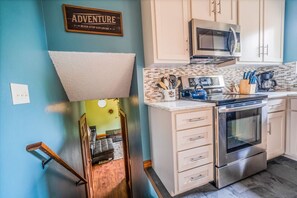 ثلاجة، ميكروويف، فرن، موقد طهي مسطح