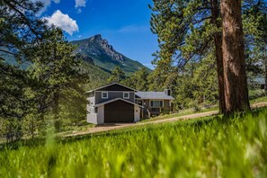 Exterior - Hot tub! Amazing views, K bed, BBQ, near town & Park (Estes Park)