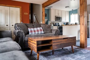 Smart TV, fireplace, video games, books - Hot tub! Amazing views, K bed, BBQ, near town & Park (Estes Park)