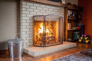 Interior - Hot tub! Amazing views, K bed, BBQ, near town & Park (Estes Park)