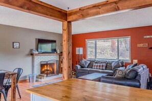 Smart TV, fireplace, video games, books - Hot tub! Amazing views, K bed, BBQ, near town & Park (Estes Park)