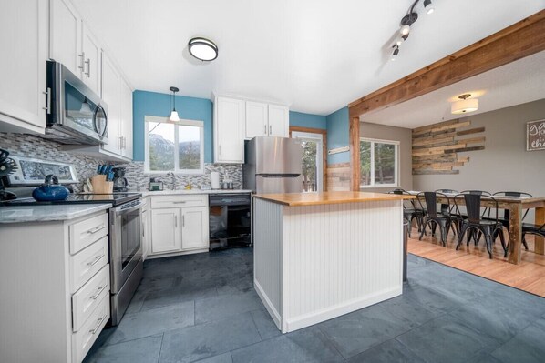 ثلاجة، ميكروويف، فرن، موقد طهي مسطح