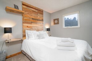 4 habitaciones, escritorio y tabla de planchar con plancha