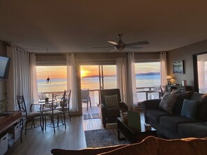 Smart TV, fireplace, books - All-season home right on the beach! Eco-friendly, kitchen, W/D, tideflats! (Blaine)