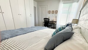 Une chambre à coucher avec un lit, un bureau et une chaise.