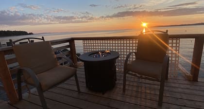 Right on the beach! Gorgeous views, kayaks, full kitchen, miles of tideflats!