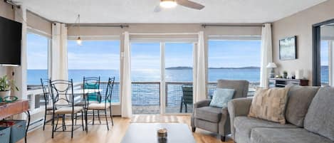 智能電視、壁爐、書籍