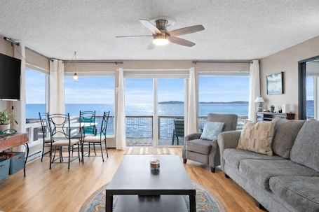Smart TV, fireplace, books. Hop off the steps onto the beach - a rare Birch Bay Find! Kayaks, full kitchen.