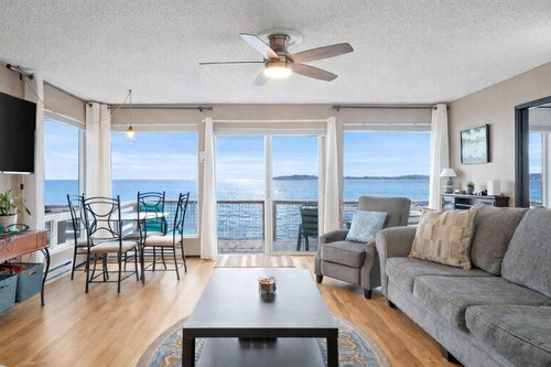 All-season home right on the beach! Eco-friendly, kitchen, W/D, tideflats!