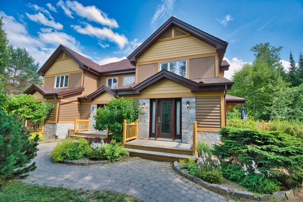 Exterior - Amazing Location in Tremblant - Pool Access & Golf Course Views (Mont-Tremblant)