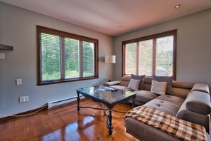 TV, fireplace, DVD player - Amazing Location in Tremblant - Pool Access & Golf Course Views (Mont-Tremblant)