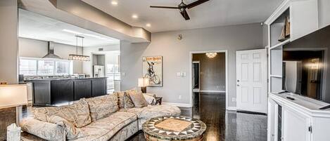 Älytelevisio, kirjoja, musiikkikirjasto, stereot