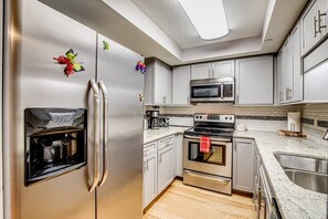 Kjøleskap, mikrobølgeovn, ovn og kokeplater