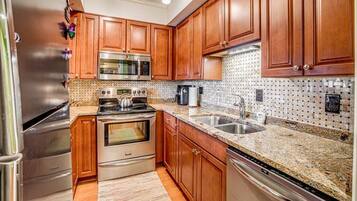 Jääkaappi, mikroaaltouuni, uuni, liesi