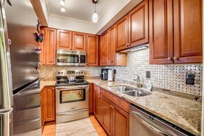 Fridge, microwave, oven, stovetop - The Urban Hippie!  Downtown Winston-Salem! (Winston-Salem)