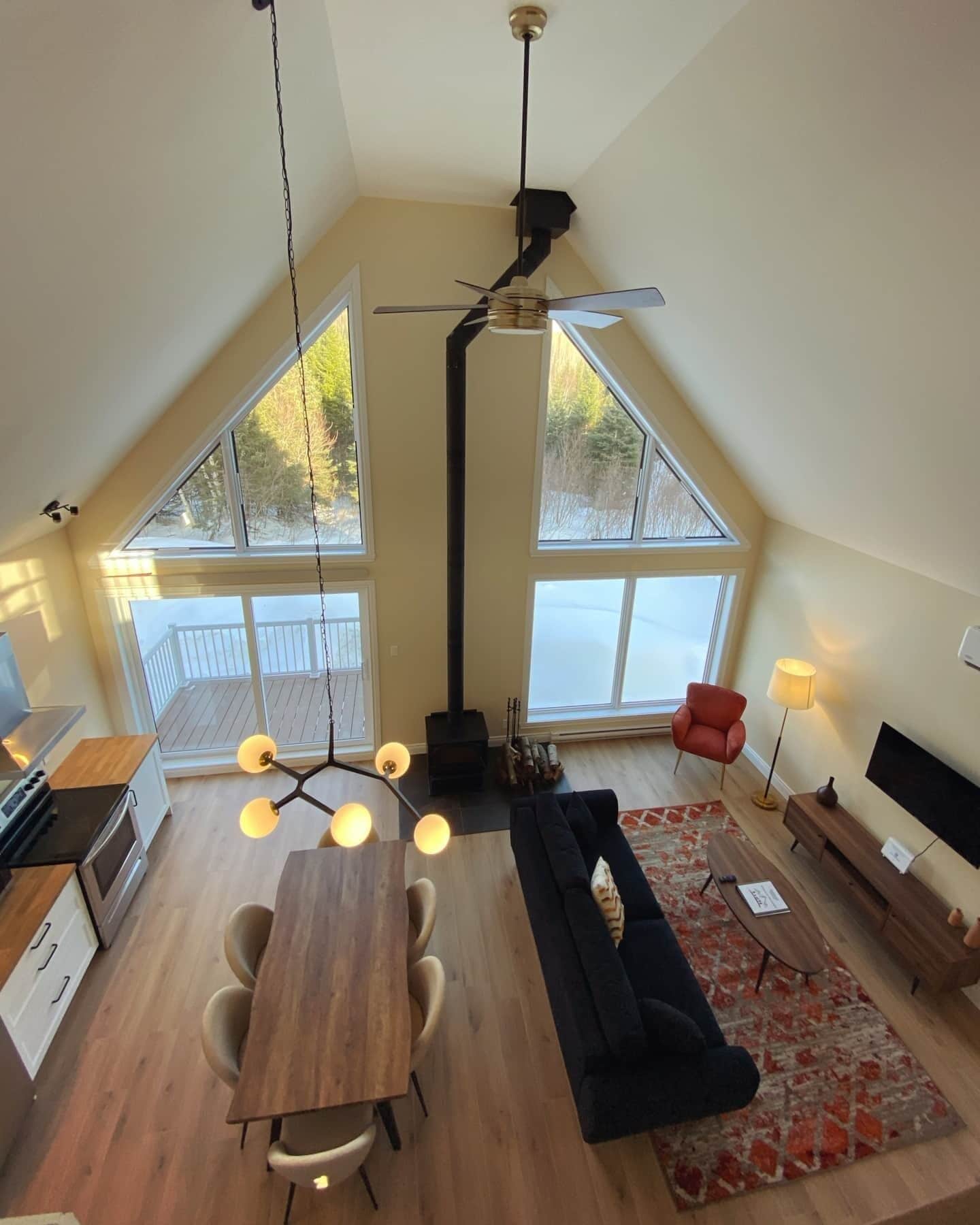 Televisión y chimenea 