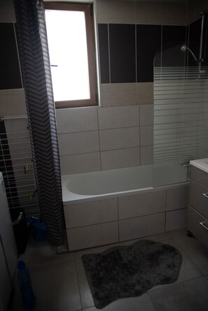 Haartrockner, Handtücher, Seife, Shampoo