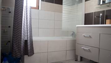 SĂšche-cheveux, serviettes fournies, savon, shampoing