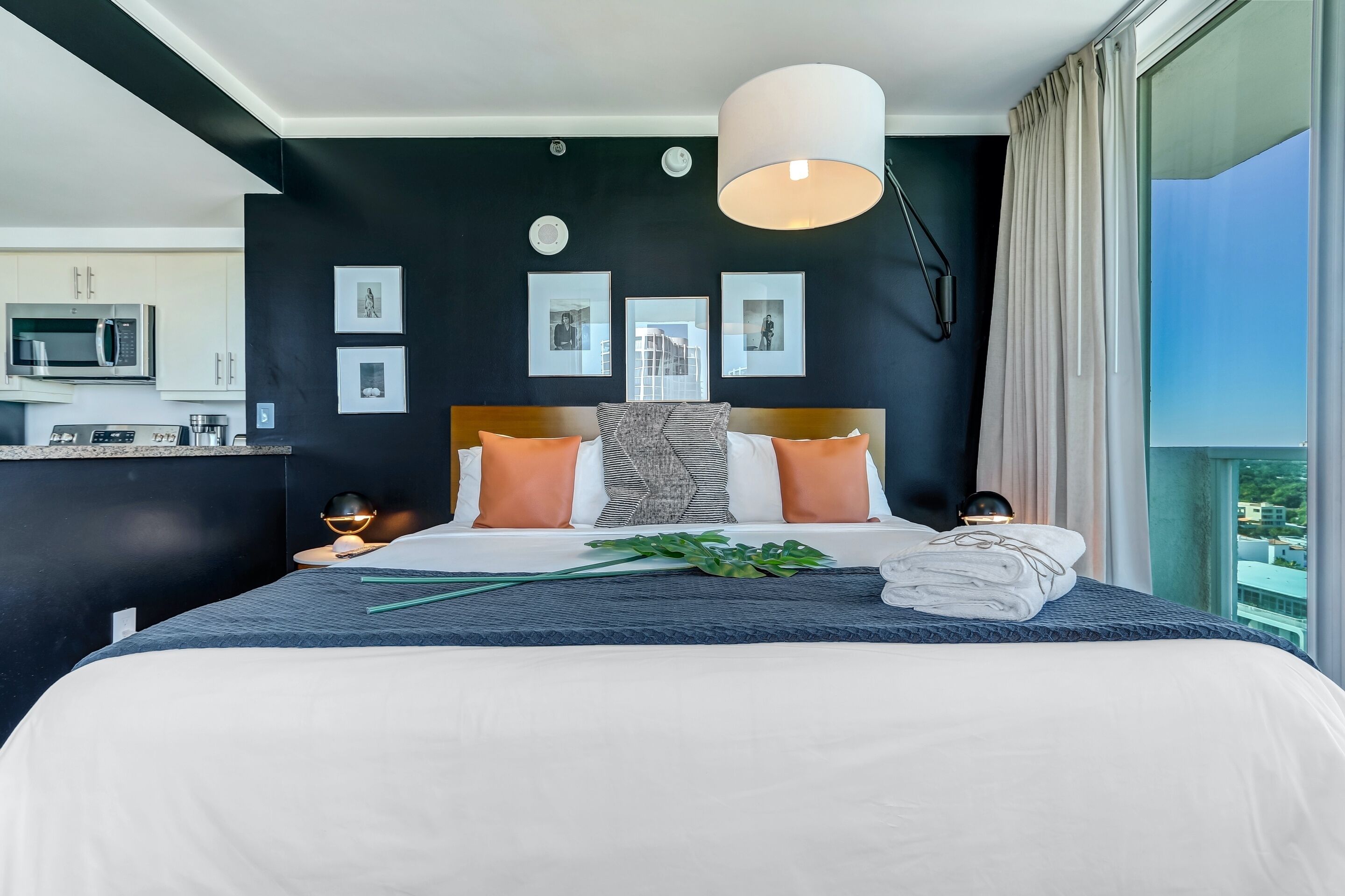 Amazing Studio with Bay and City Views Free Parking