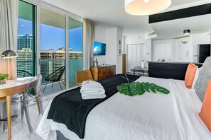 1 Schlafzimmer, Zimmersafe, Schreibtisch, Bügeleisen/Bügelbrett