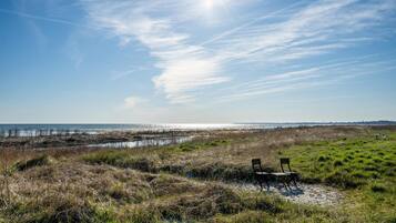 Nær stranden og fisking