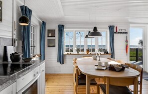 Een koelkast, een oven, een kookplaat, een koffiezetapparaat/waterkoker