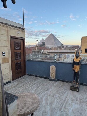 Terrace/patio - Osiris pyramids view inn (Giza)