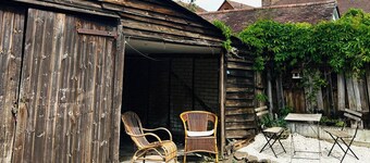 Petworth Cottage-sleeps 6-pet Friendly-central