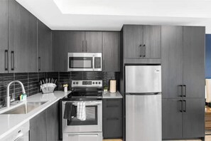 Refrigerador, microondas, horno y parrilla de estufa 