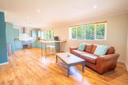 Long Lane Stables Lodge. Spacious Country Retreat