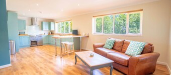 Long Lane Stables Lodge. Spacious Country Retreat