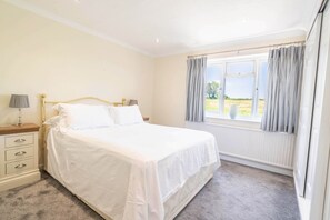 3 bedrooms, WiFi, bed sheets - Long Lane Stables Lodge. Spacious Country Retreat (Penselwood)