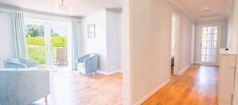 Long Lane Stables Lodge. Spacious Country Retreat