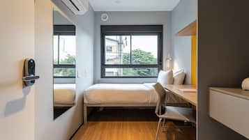 Business Apartment | Desk, laptop workspace, free WiFi, bed sheets