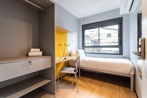 Departamento empresarial | Escritorio, espacio para trabajar con laptop y wifi gratis 