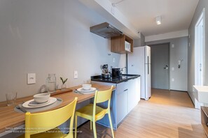 Departamento junior | Cocina privada | Refrigerador con congelador, microondas y parrilla de estufa 