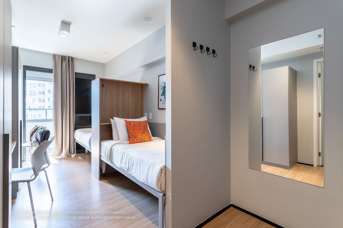 Estudio básico | Escritorio, espacio para trabajar con laptop y wifi gratis